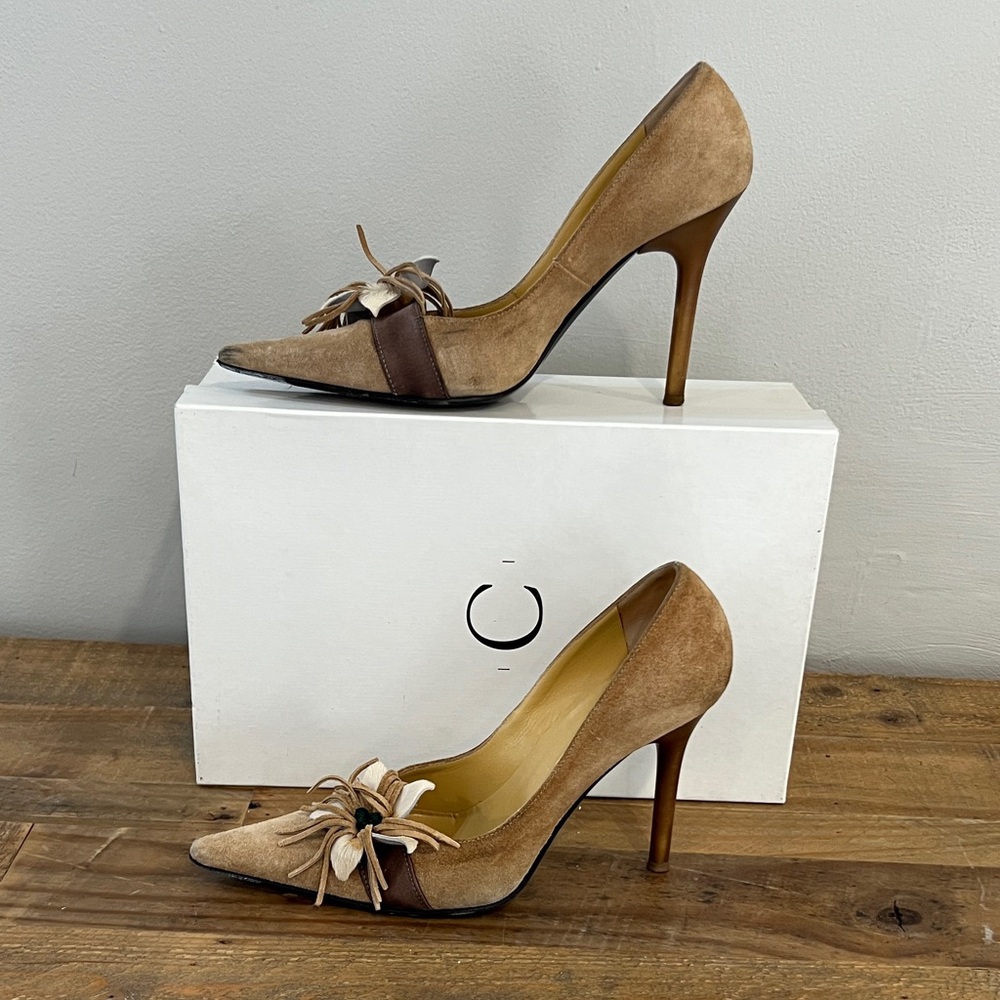 Casadei Made in Italy Suede/Beige Flower Pump Casa Camel/ Beige Heels